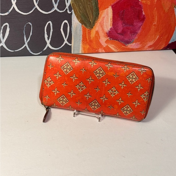 Tory Burch Vibrant Orange Patterned Wallet - Picture 14 of 15